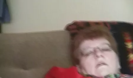 Chica dando videos eroticos antiguos su masaje y acariciando su parte inferior peludo