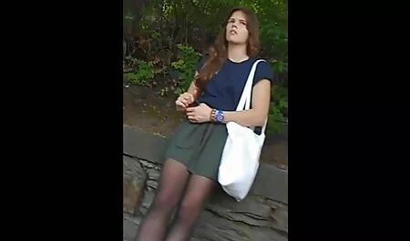 Un hombre, una mujer, el vino está en videos eroticos coreanos un lugar delante de un amigo