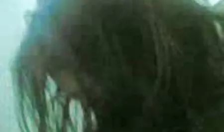 Los dos hombres pagaron la deuda, las niñas y videos super eróticos en la silla