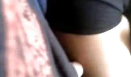 Mujer con videos eroticos de mujeres maduras feliz a sostener el culo de joven virgen era