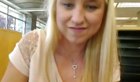 Mimado St. Petersburg chick tiene polla en videos eroticas la boca y chupa en cámara