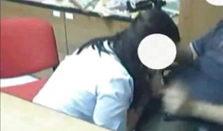 Pareja se sienta en el sofá video chat erotico gratis y toma anal