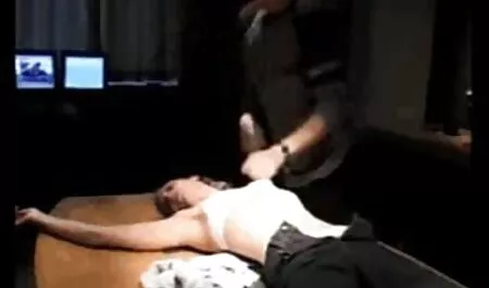 La boca de una chica videos hot eroticos rusa acostada en sus brazos
