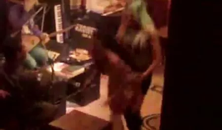 Morena Borracha inserta la videoeroticos mano en la vagina y luego perseguir la polla en