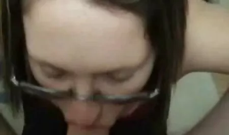 Pelo acostado en la cama ancha videos erotivos y masturbándose