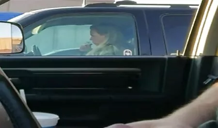 Hombre rico sosteniendo videos eroticos gratis en español una cámara en su mano y ajustando el coche,