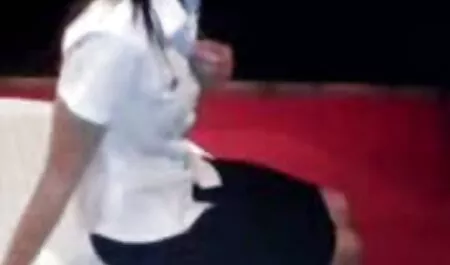 Chica dulce delgada videos eroticos excitantes sentada en el hombre