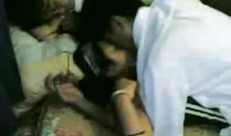 El médico introduce un videos eroticos mexicanas juguete en la vagina de una paciente joven