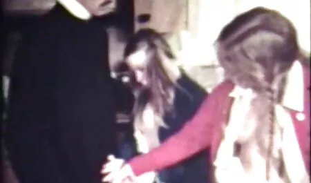 Una joven graba mientras se sienta videos eroticos pillados en la cama