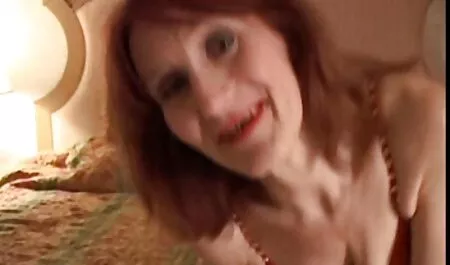 Una hermosa morena con Garganta profunda chupando su videos eroticos antiguos polla en casa