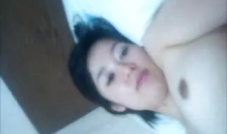 Hombre y mujer fuman un cigarrillo y tienen un eroticos xxx