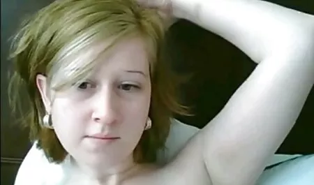 Una joven ayuda a videis eriticos despertarse por la mañana moviendo la boca