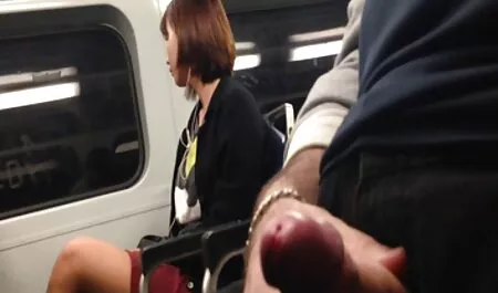La pareja videos eroticos para chicas se sienta delante de la cámara y comienza a follar