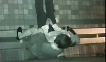 En lugar de un hombre, una chica videos eroticos cornudos desnuda dedos de un hombre con dedos limpios